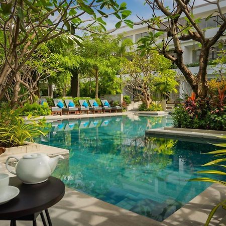 Eightfold Urban Resort Siem Reap Exteriör bild The swimming pool at the hotel