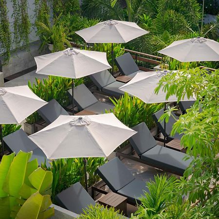 Eightfold Urban Resort Siem Reap Exteriör bild The pool at the hotel