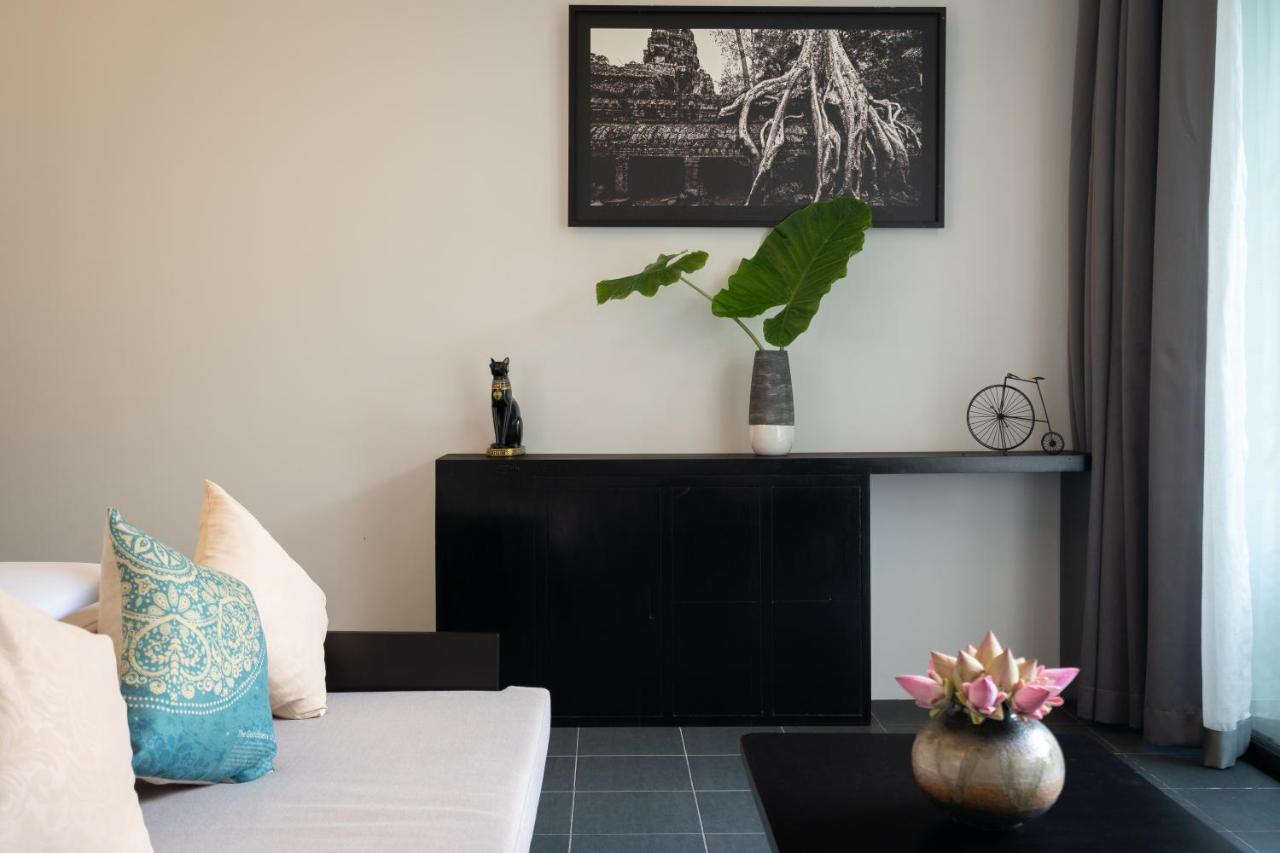 Eightfold Urban Resort Siem Reap Exteriör bild A living room in a modern house