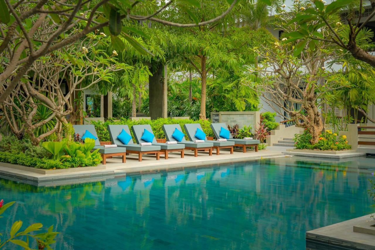 Eightfold Urban Resort Siem Reap Exteriör bild The swimming pool at The Sukhothai