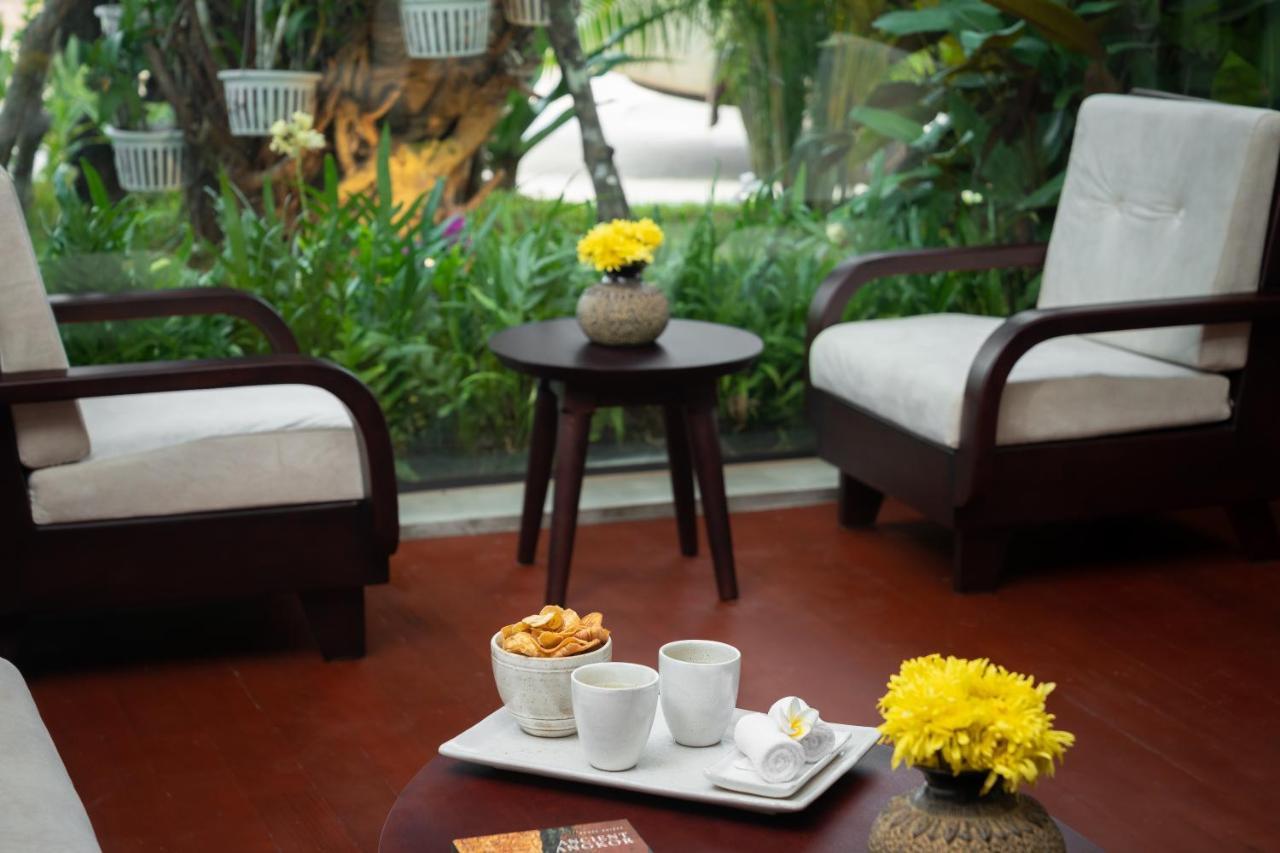 Eightfold Urban Resort Siem Reap Exteriör bild A room at the hotel