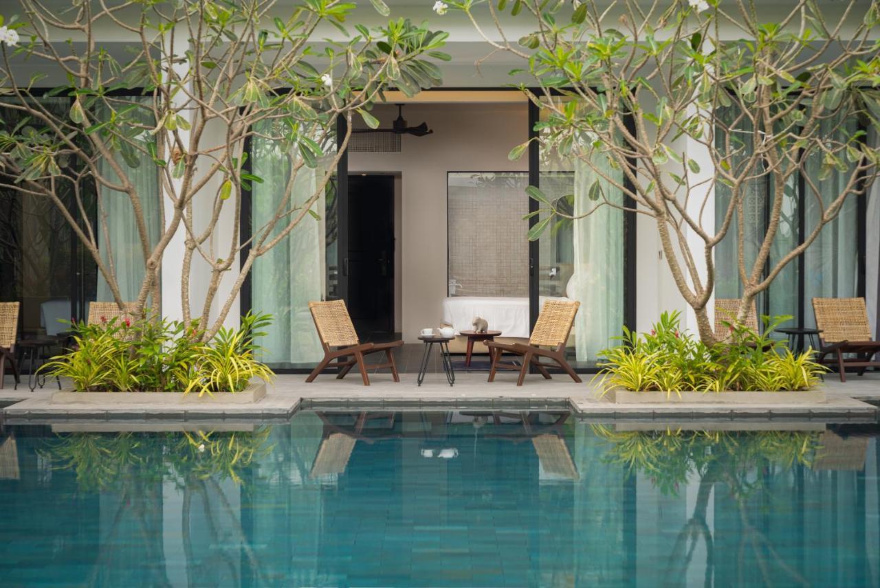 Eightfold Urban Resort Siem Reap Exteriör bild The pool at the hotel