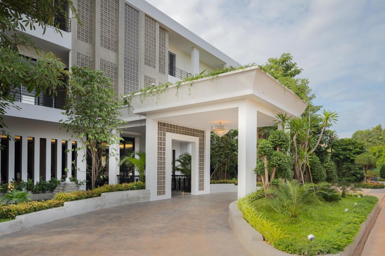 Eightfold Urban Resort Siem Reap Exteriör bild The hotel's entrance