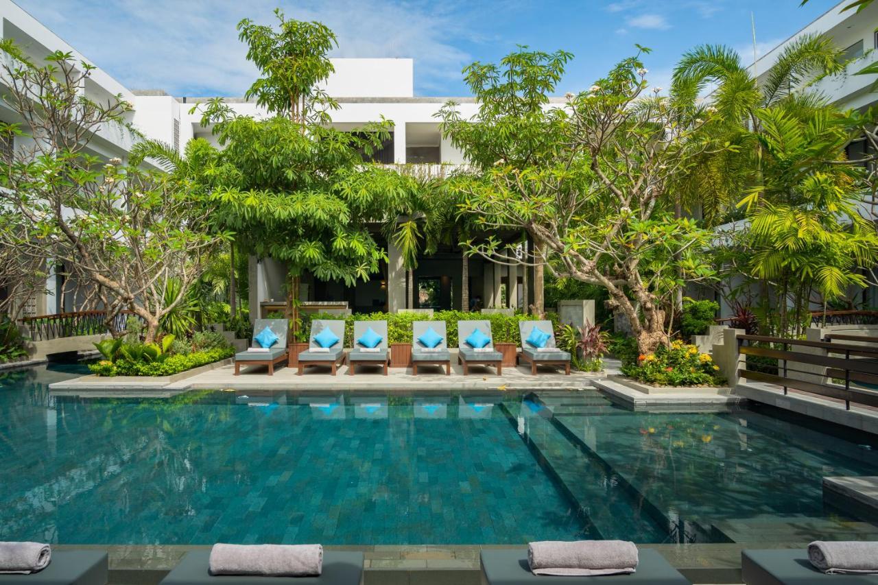 Eightfold Urban Resort Siem Reap Exteriör bild The hotel's pool