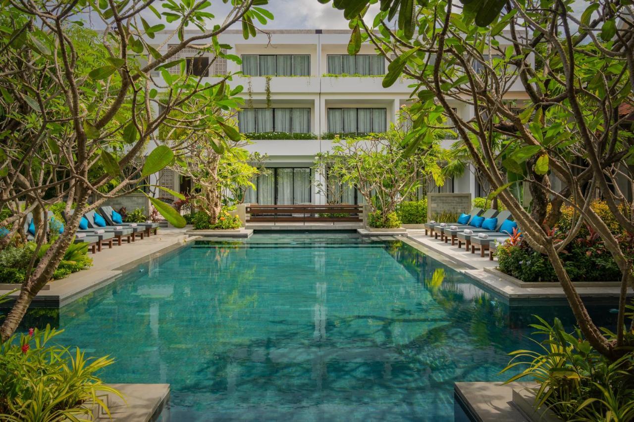 Eightfold Urban Resort Siem Reap Exteriör bild The hotel's swimming pool
