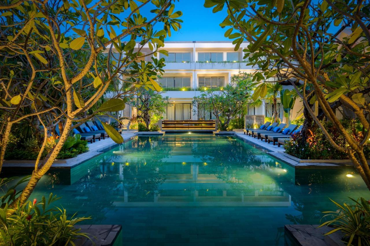 Eightfold Urban Resort Siem Reap Exteriör bild The hotel's swimming pool