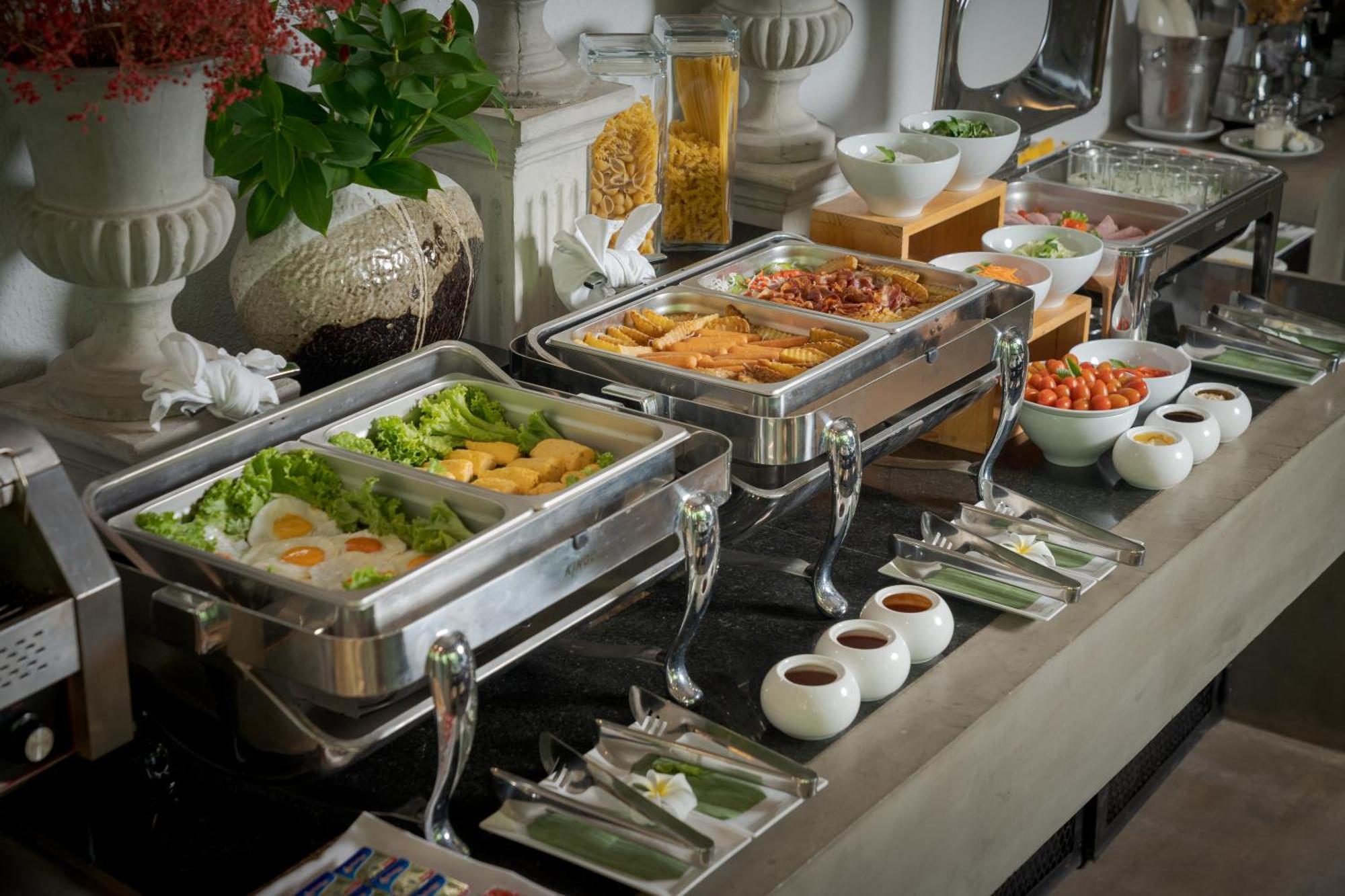 Eightfold Urban Resort Siem Reap Exteriör bild A buffet at a hotel