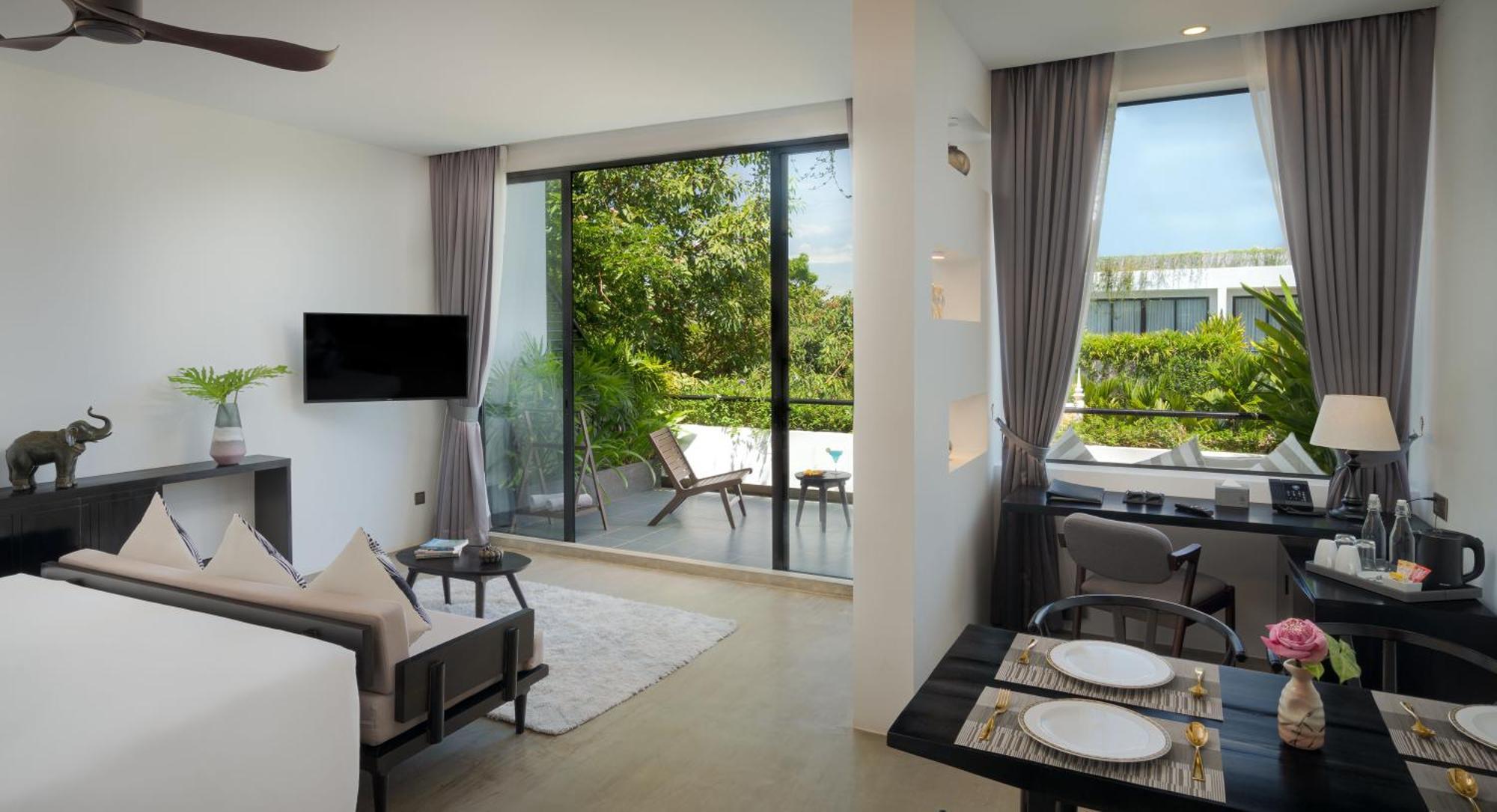Eightfold Urban Resort Siem Reap Exteriör bild A living room at the hotel
