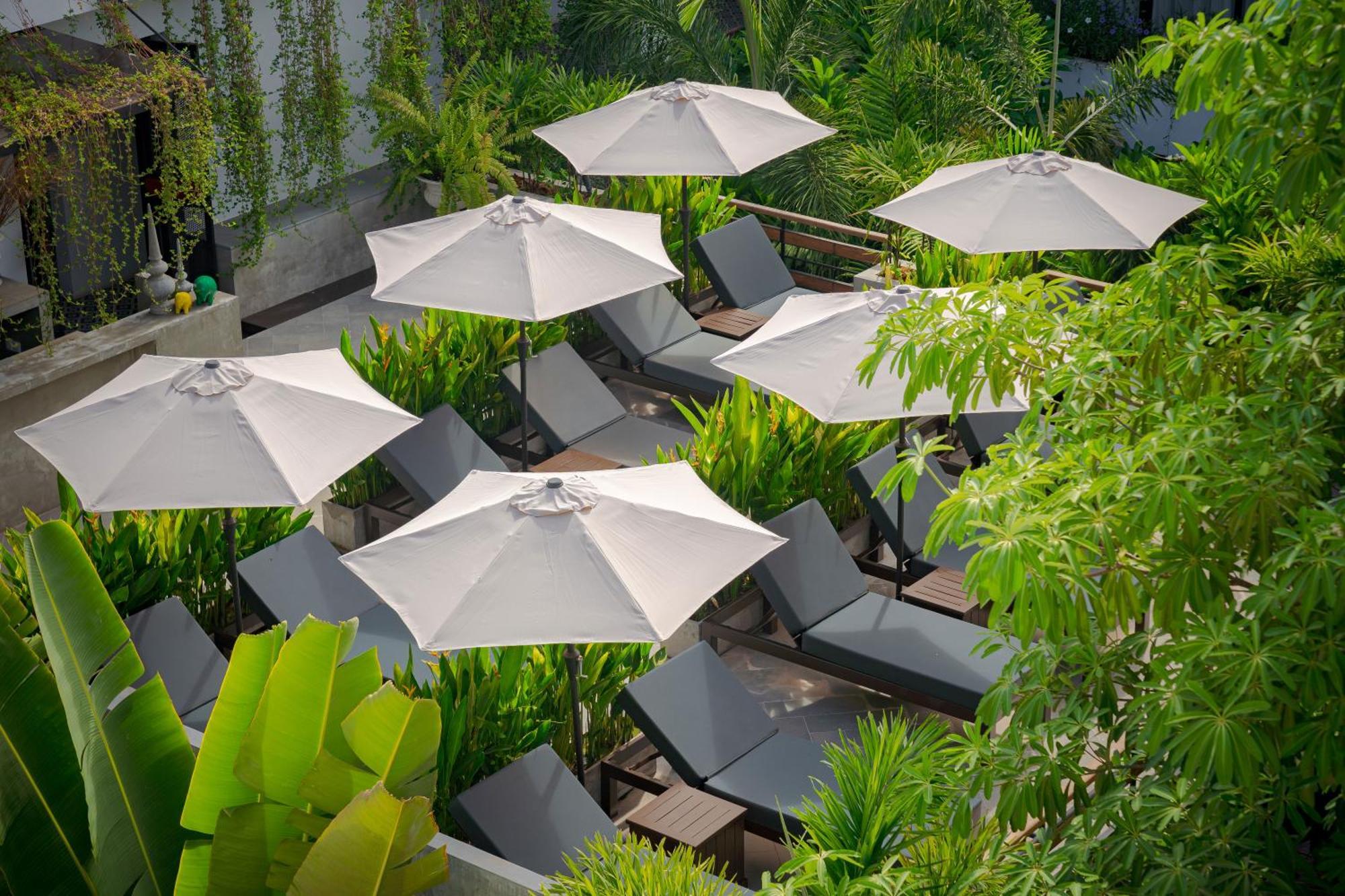Eightfold Urban Resort Siem Reap Exteriör bild The pool at the hotel
