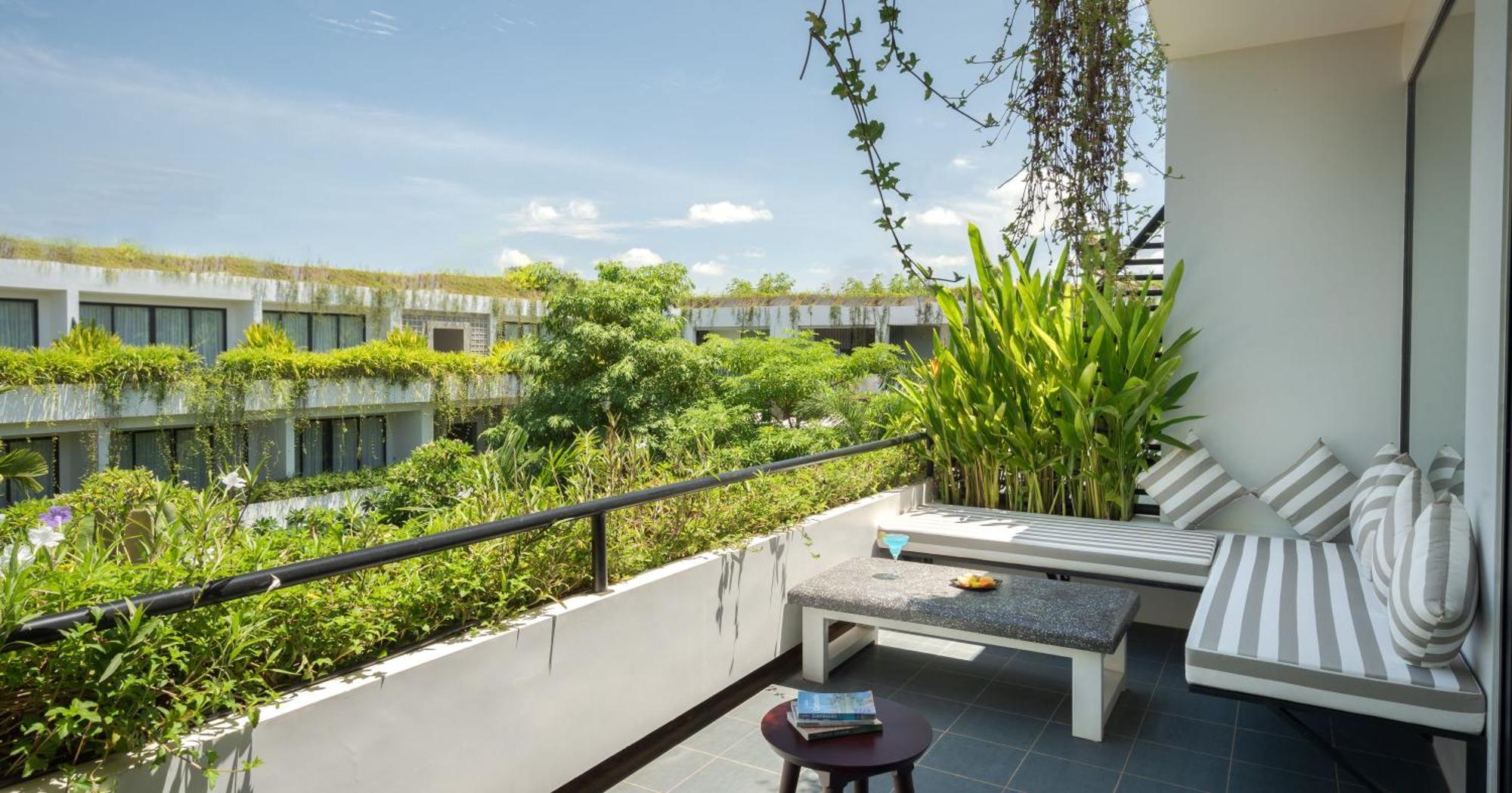 Eightfold Urban Resort Siem Reap Exteriör bild A balcony at the hotel