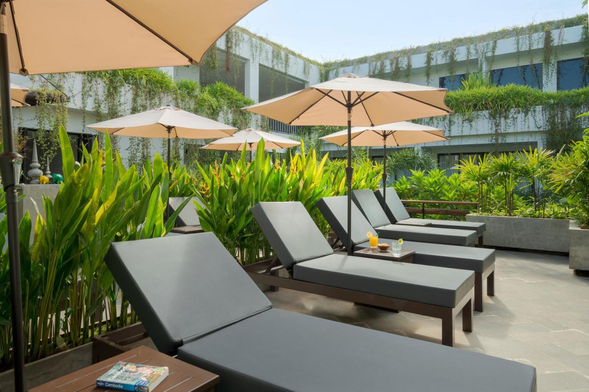 Eightfold Urban Resort Siem Reap Exteriör bild Pool Deck